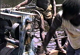 La maquinaria es de traccion humana (combustible "sombe")