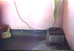 UNA BATERIA DE 12V ALIMENTADA POR PANELES SOLARES COMO UNICA FUENTE SE ENERGIA ELECTRICA