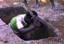 La fosa es cavada junto a la casa