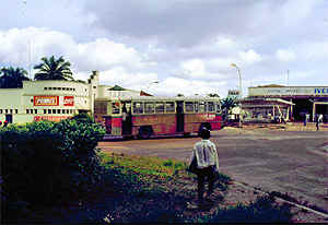 bus.JPG (48385 bytes)