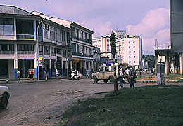 Calla principal, los vehiculos suelen arrancar " a pilas" de hombres empujando