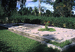 Tumba donde reposan los restos de misioneroa asesinados durante la rebelion de loa simba (1964)