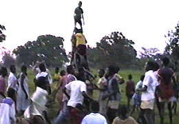 HACIENDO UNA TORRE HUMANA (Mas o menos como "Els Xiquets de Valls")