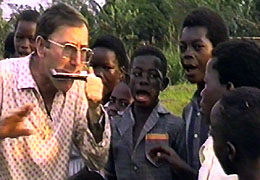 HELIO ACOMPA�ANDO CANTOS CON LA ARMONICA