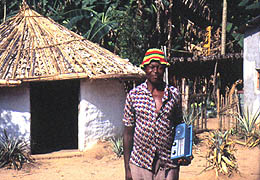 Una radio es todo un lujo y marca un status, solo se reciben emisionnes en onda corta u onda larga