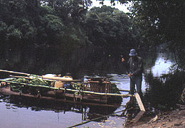 Barca con provisiones de los buscadores de oro.