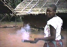 EN UNA CASA SIEMPRE HAY UN FUEGO ENCENDIDO Y ES COSTUMBRE QUE AL CAER LA TARDE ESTE SE REPARTA DE CASA ENCASA, POR ESTAS LATITUDES, NEGAR EL FUEGO ES UNA DE LAS  MAYORES OFENSAS 