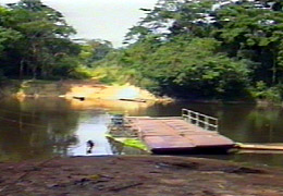 BAC QUE CRUZA EL NEPOKO EN BAFWASENDE